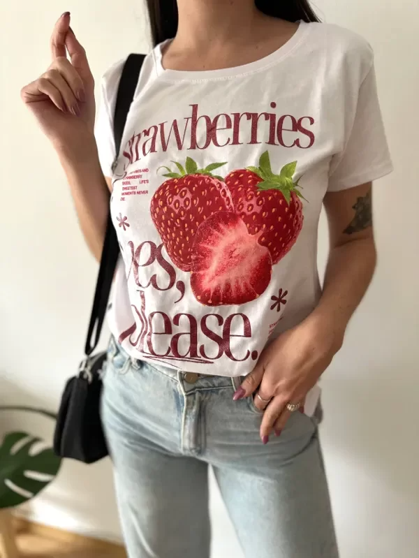 Remera fresas blanca