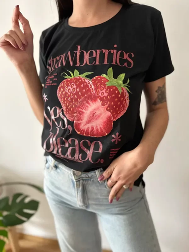 Remera fresas negra