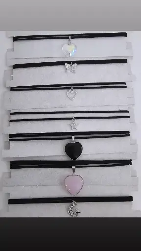 Choker tira de gamuza con dije